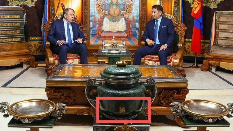 Imagine virală cu Lavrov: Simbolul nazist, în biroul oficialului mongol