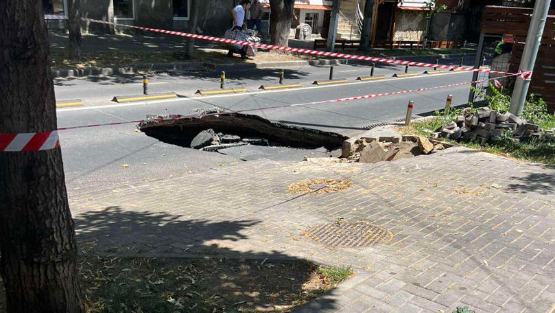 Gaură în carosabil pe o stradă din Capitală. Zona, asigurată