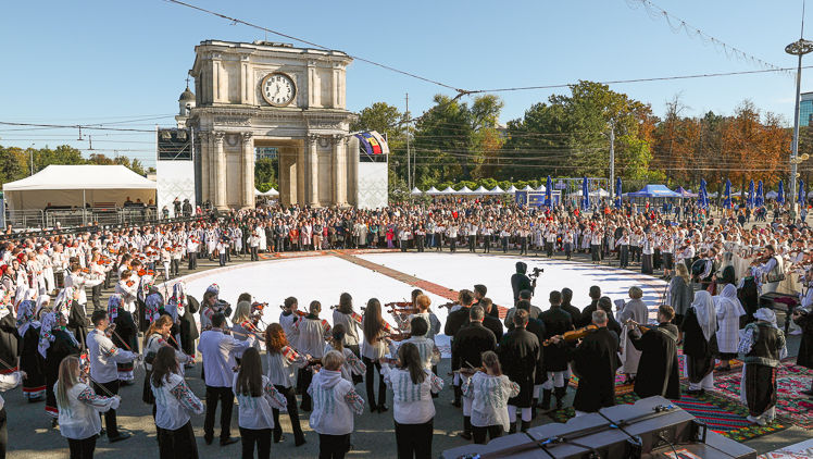 Copiii din diasporă vor explora Chișinăul la o tabără organizată pe Zoom