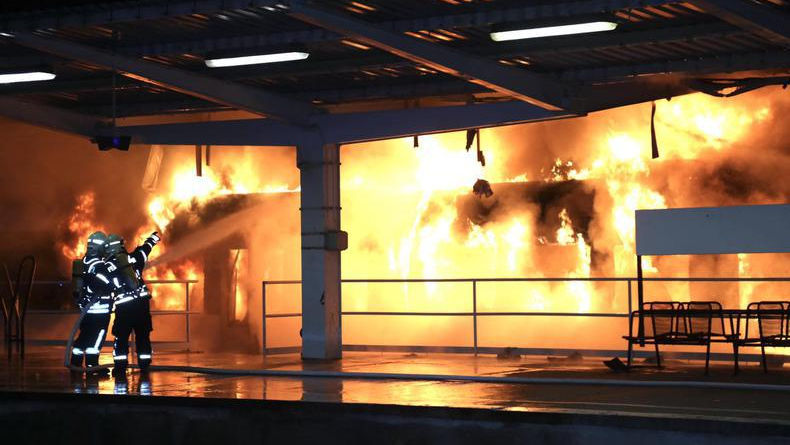 Incendiu devastator în gara din Berlin: Un tren a luat foc pe peron