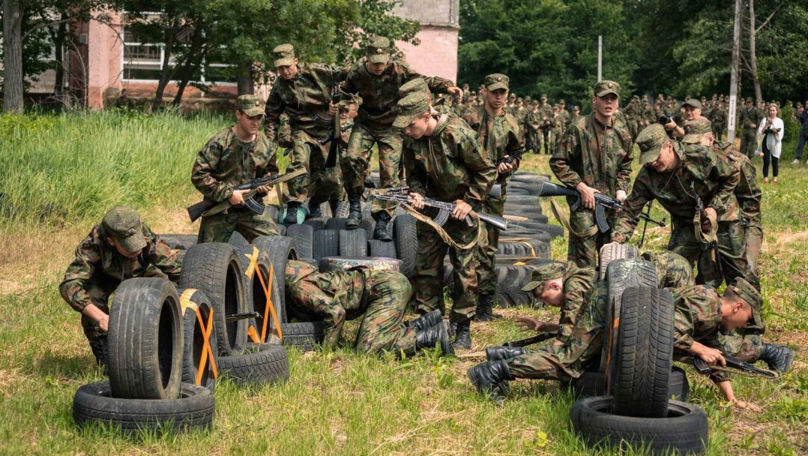 În cazarmă la 11 ani. Promo-LEX: Copiii din Transnistria, militarizați