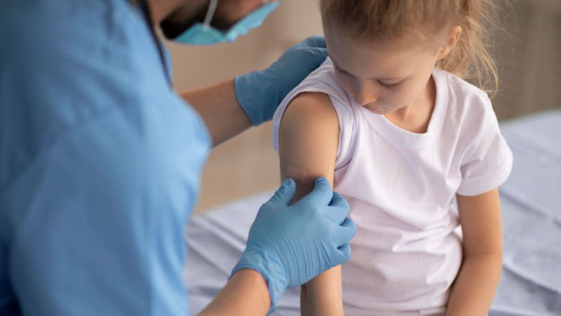 Центр общественного здоровья рекомендует не допускать невакцинированных детей к учебному процессу.