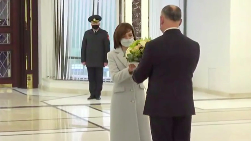 Sandu, întâmpinată cu flori de Dodon la Președinție: Au dat pumn de pumn