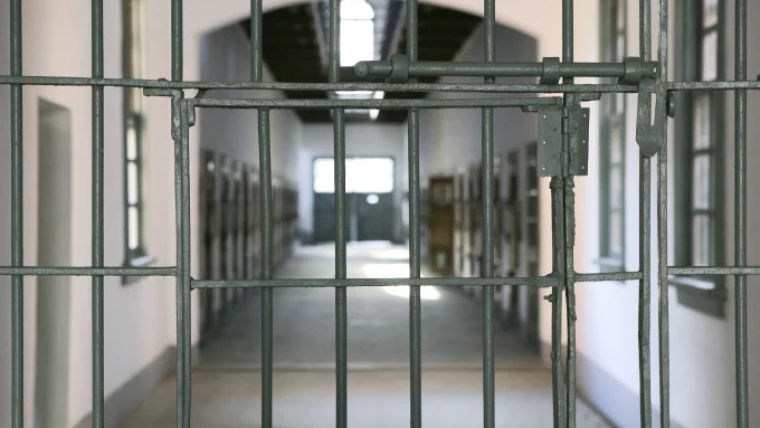 Un deținut, prins făcând piraterie din penitenciar: Riscă ani în plus
