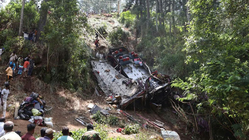 Un autobuz a derapat de pe o stâncă din Sri Lanka: 21 de oameni au murit