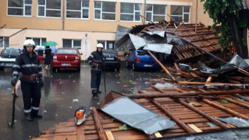 Imagini apocaliptice în Bacău: O furtună a făcut ravagii