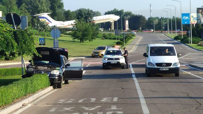 Accident lângă Aeroport: O mașină a intrat peste bordura carosabilului