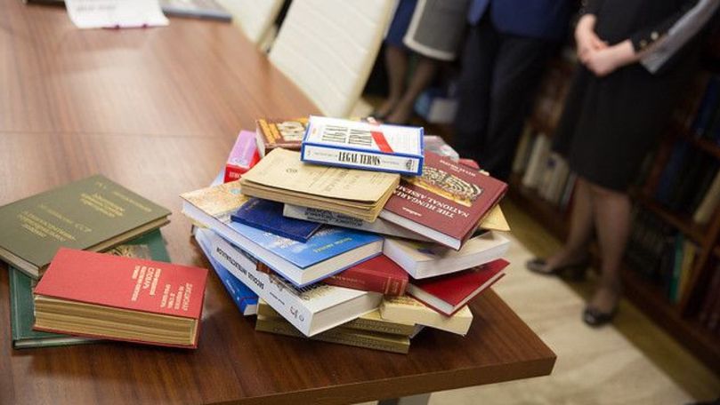 Funcţionarii Parlamentului au donat cărţi bibliotecii Legislativului