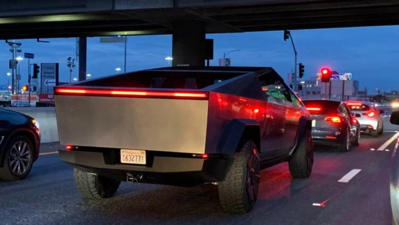 Elon Musk, observat pe străzile din Los Angeles cu noua Tesla Cybertruck