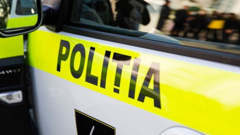 Poliția a reținut doi străini care lipeau afișe cu mesaje denigratoare