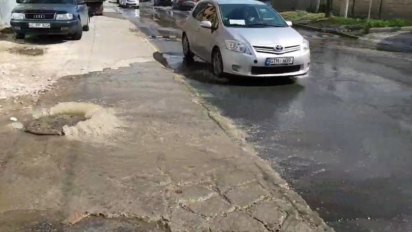 O stradă din Durlești s-a transformat în râu: Apa curge în continuu