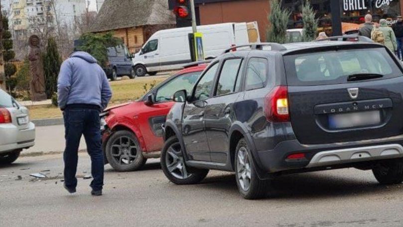 Două mașini s-au tamponat în Capitală: Un șofer nu a cedat trecerea
