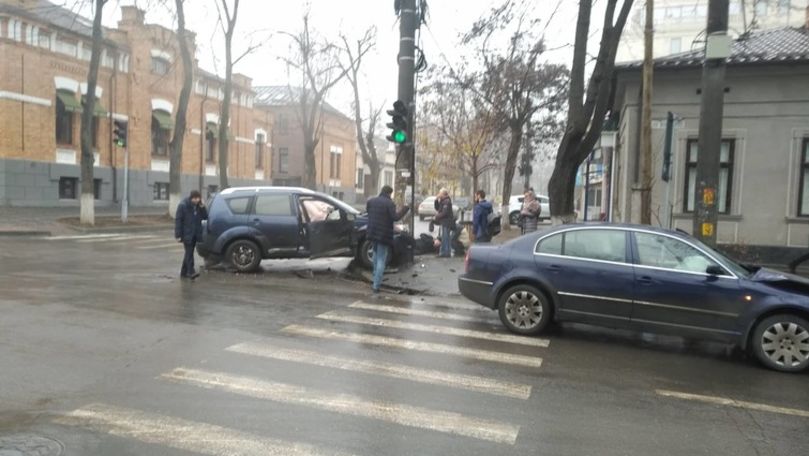 Mașină, aruncată în stâlp după un accident în Chișinău: 3 răniți