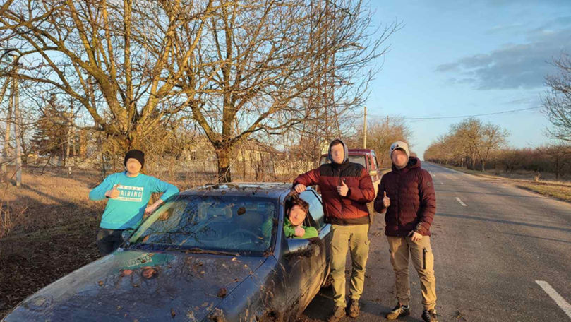S-au blocat în noroi și nu au putut ieși cu mașina din câmp: Voluntarii i-au ajutat