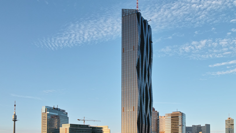 Truc periculos făcut de o acrobată pe cea mai înaltă clădire din Viena