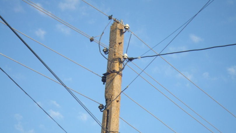 Pericol la Cojușna: Un stâlp de electricitate e gata să se prăbușească