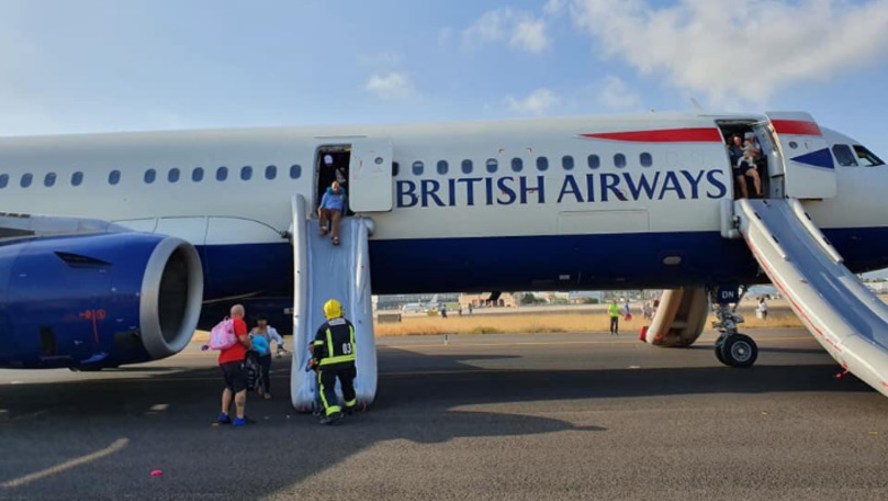 Cabina unui avion British Airways, cuprinsă de fum. Reacția companiei