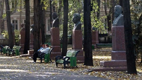 Europarlamentarii cer îndepărtarea unor busturi de pe Aleea Clasicilor
