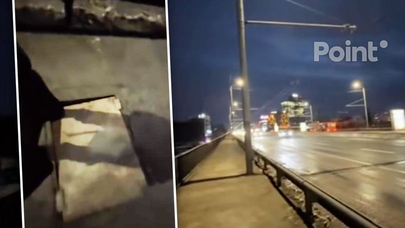 Pericol pe viaduct: Un bărbat, la un pas de a cădea în gol de pe pod din cauza unui capac nesecurizat.