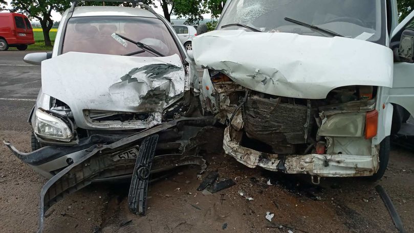 Accident la Bălți: Un șofer a ieșit pe contrasens. 3 persoane, rănite