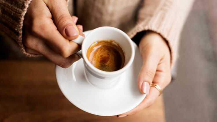 Ученые назвали оптимальное количество чашек кофе в день для улучшения работы мозга.