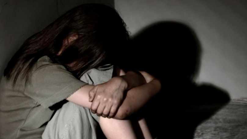 Raport: Fetele, supuse unor practici care le dăunează fizic și emoțional