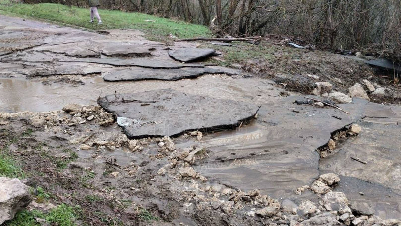 В Рыбницком районе в результате ливня размыло дороги, поврежден асфальт.