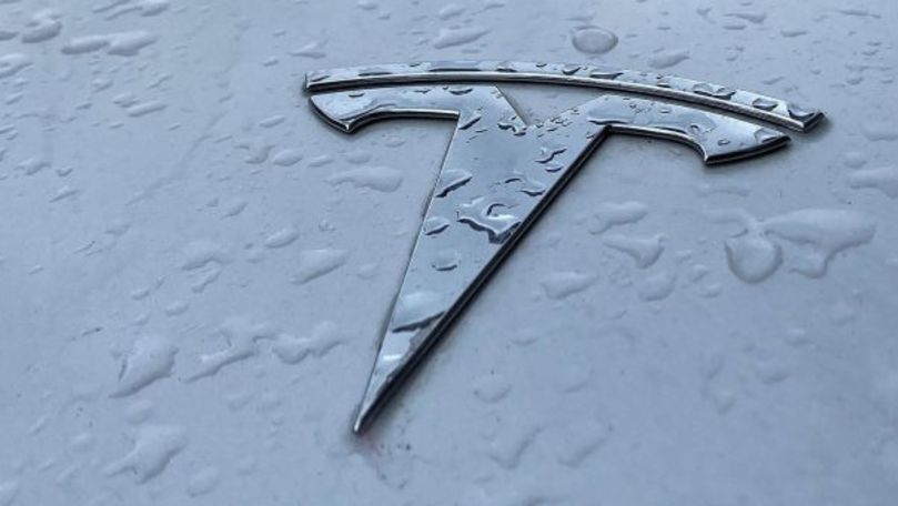 Tesla столкнулась с дорожным ограждением при съемках рекламы автопилота.