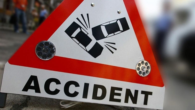 A vrut să evite un accident: Un microbuz a ajuns într-un șanț