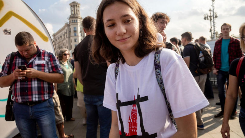 Fata care le-a citit Constituția jandarmilor din Rusia a fost condamnată