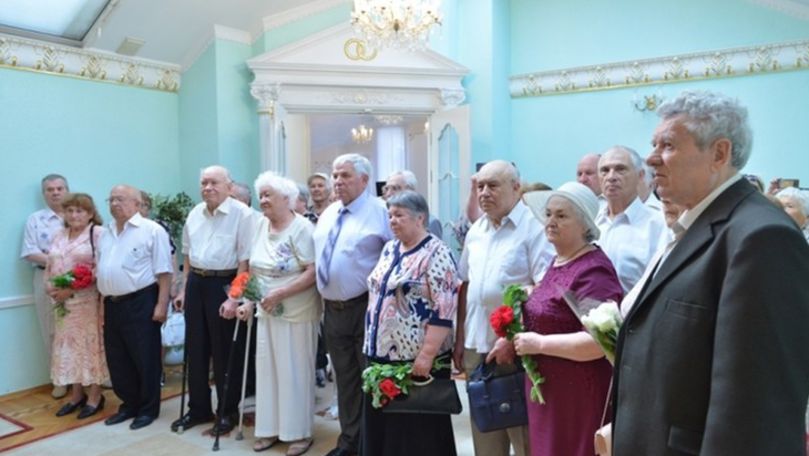 Câteva cupluri din Chişinău au primit o mie de lei din partea primăriei