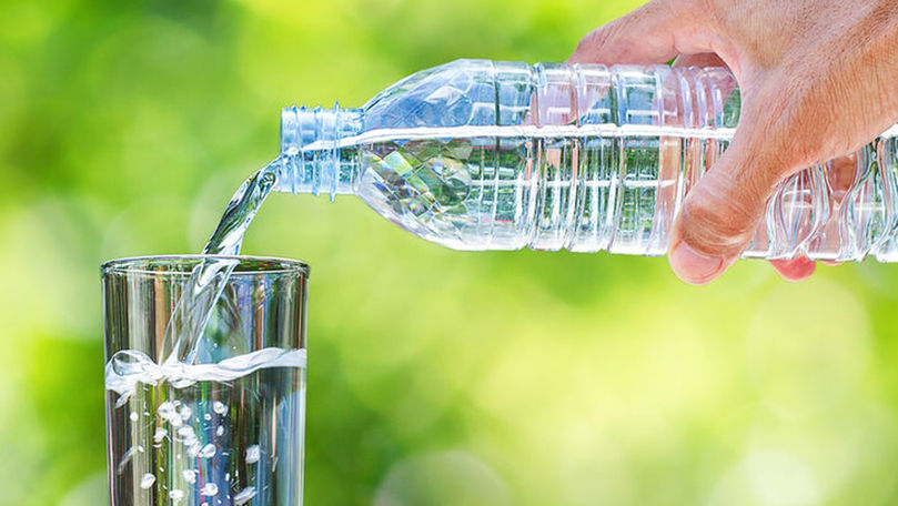 Диетолог объяснил необходимость отказа пить минералку в жару.