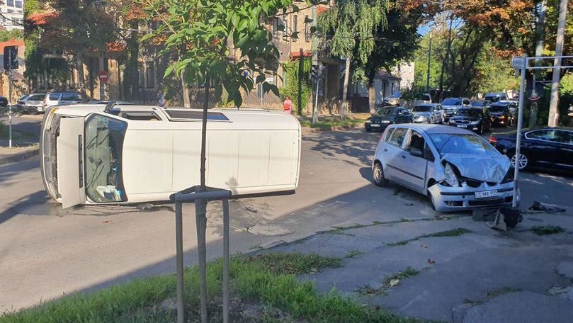 Accident matinal: Un microbuz s-a răsturnat pe o stradă din Capitală