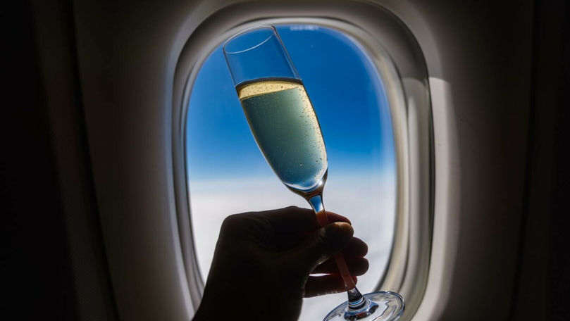 Un însoțitor de bord explică ce băuturi nu trebuie să consumi în avion