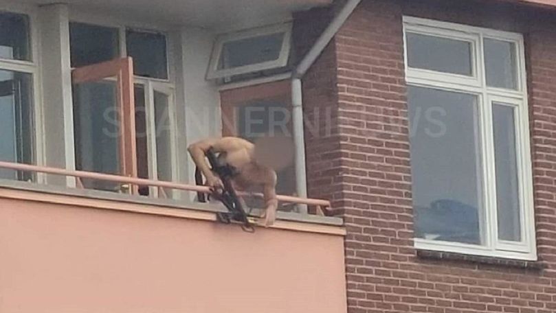 Un bărbat, filmat cum trage cu arbaleta de la balcon: 2 morți și 1 rănit