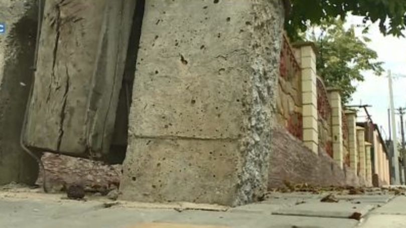 Trotuare blocate de stâlpi la Durleşti: Ce vor întreprinde autorităţile