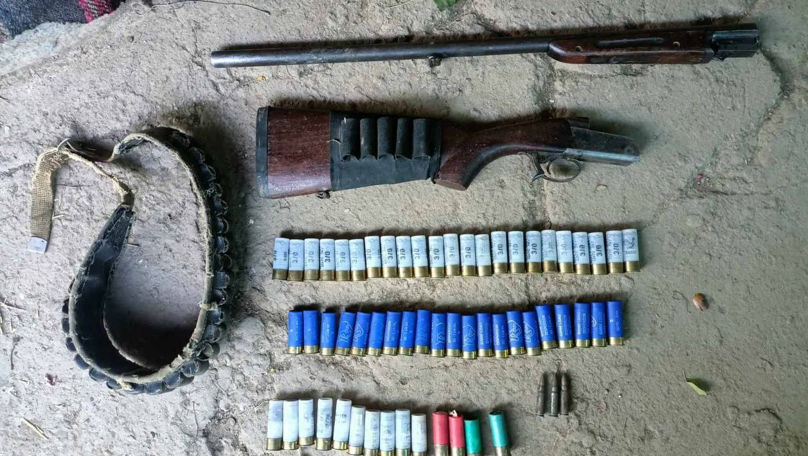 Arme și muniții deținute ilegal, găsite la Florești. Ce riscă suspecții