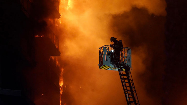 Incendiu de groază în Valencia: Momentul în care doi oameni sunt salvați