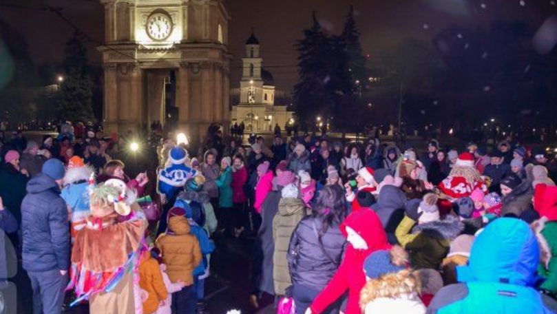 Atmosferă de poveste în Capitală: Artiştii i-au colindat pe oameni