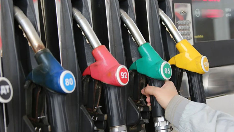 Цена на топливо в Молдове продолжает снижаться.