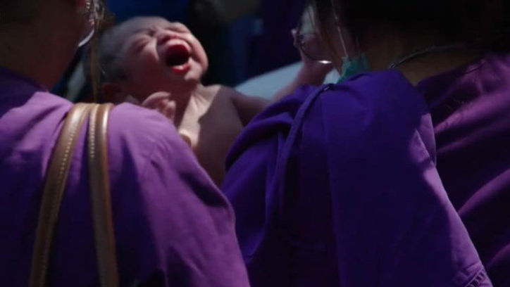 Cutremur în Thailanda: O femeie evacuată din spital a născut pe stradă