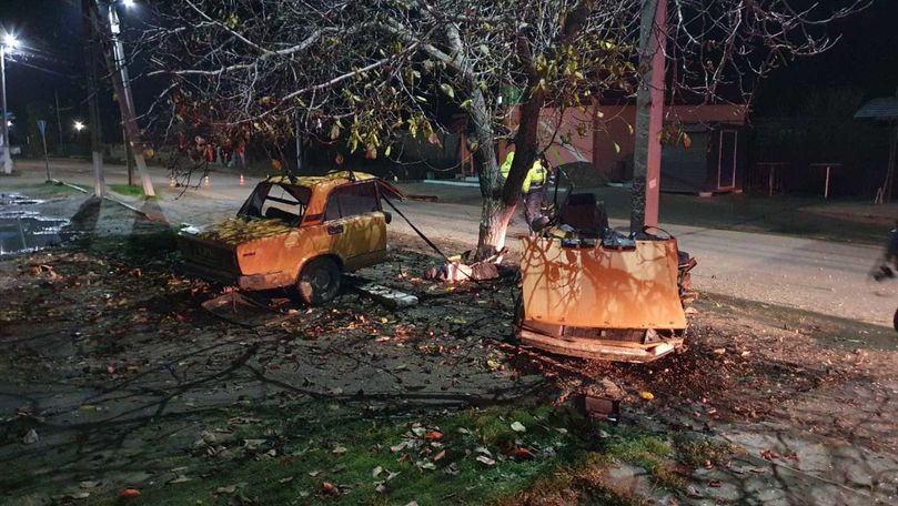 Mașină, ruptă în două de un copac la Căușeni: Șoferul a murit pe loc