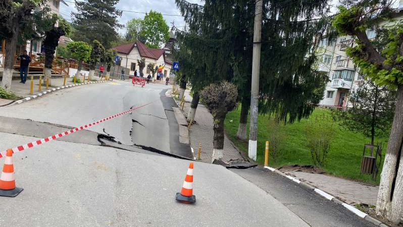 O stradă dintr-un oraș din România s-a surpat și s-a prăbușit