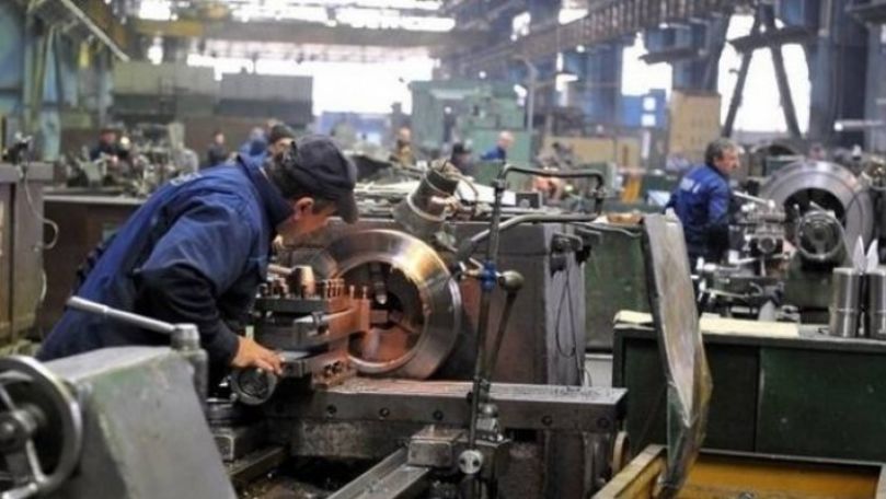 Industria, în cădere: Volumul producţiei s-a micşorat cu aproape 7%