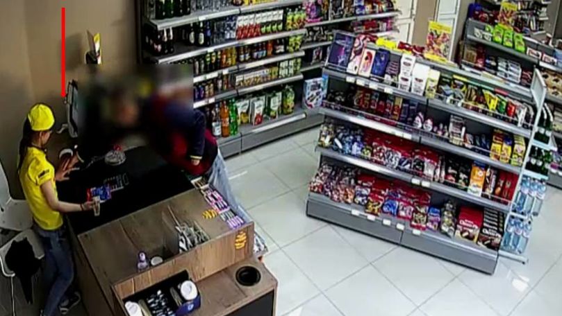 Bărbat din Chișinău, filmat cum fură un telefon la o benzinărie