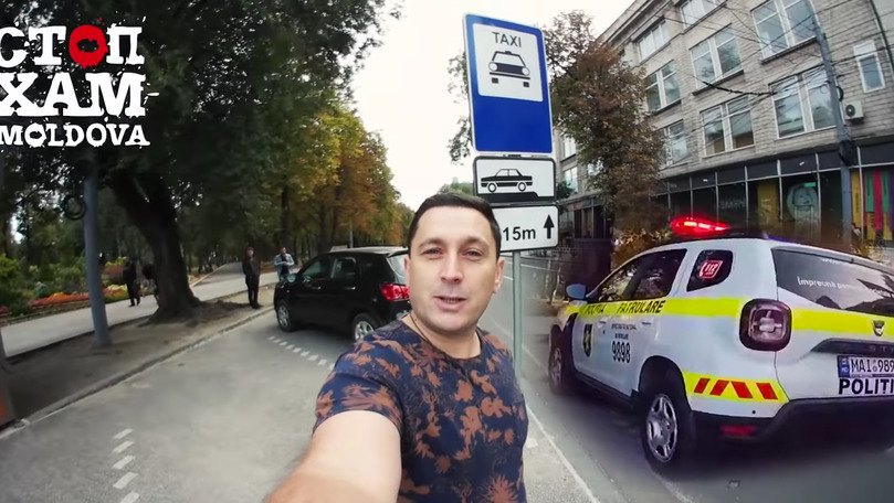 Активисты "СтопХам-Молдова" провели рейд в центре столицы на парковке для такси. Фото: Point.md.