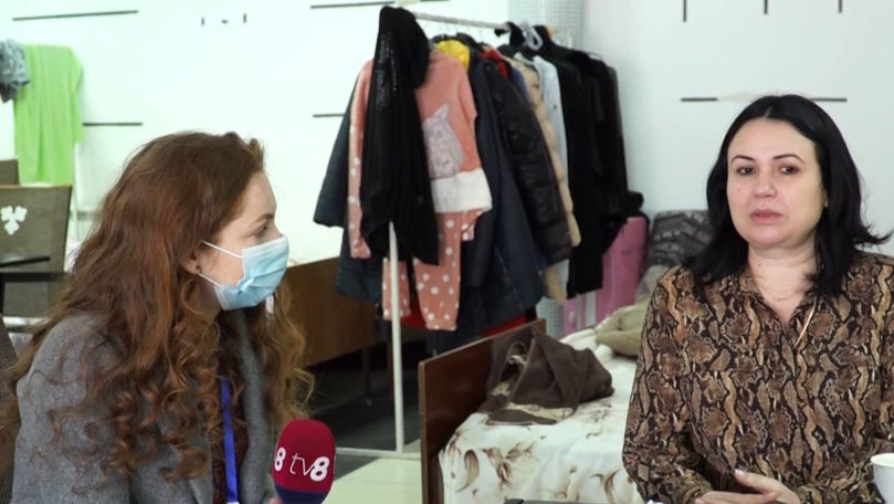 18 refugiați și-au găsit liniștea într-un depozit pentru donații