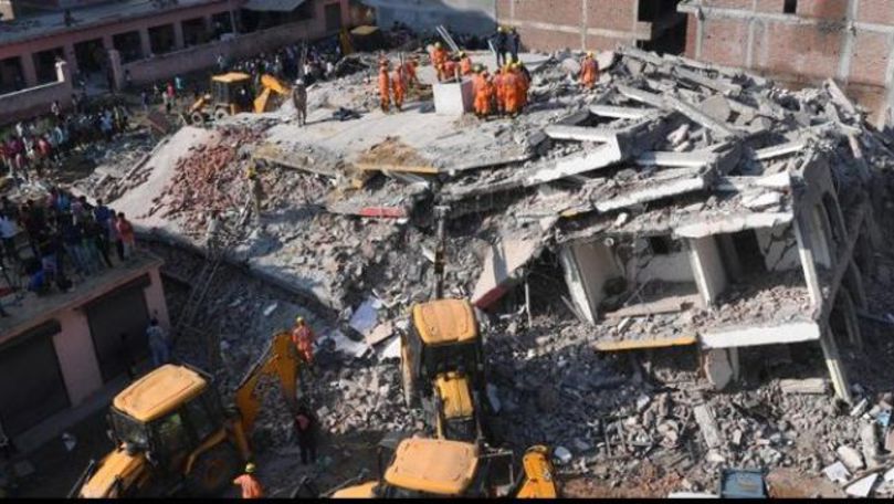 Un imobil s-a prăbuşit peste o clădire cu 4 etaje în India: Sunt morţi