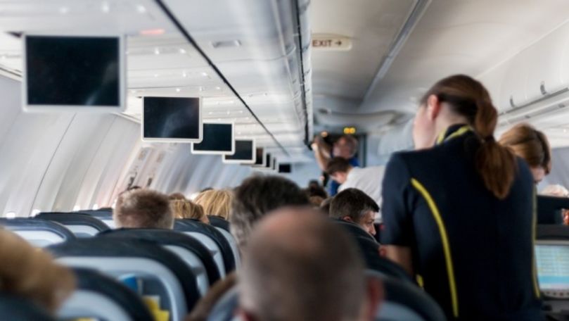 Pasagerii unei curse aeriene, revoltaţi de mirosul din avion