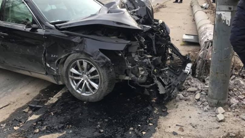 Stâlp din Chișinău, doborât de un șofer fugar cu mașina închiriată